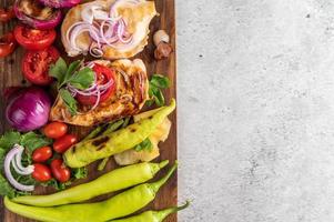 Hühnchensteak mit geröstetem Gemüse foto