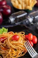 Spaghetti mit Tomaten und Salat foto