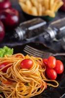 Spaghetti mit Tomaten und Salat foto