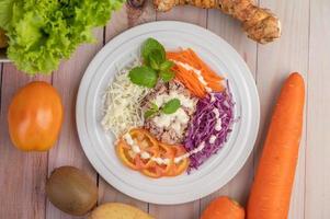 Thunfischsalat mit Karotten, Tomaten und Kohl foto