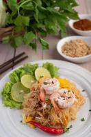 Teller mit Pad Thai Shrimps foto