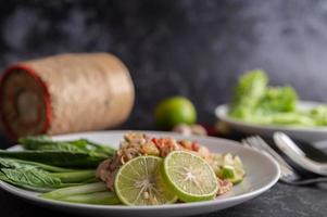 würziger Limettenschweinefleischsalat mit Gemüse und Beilagen foto