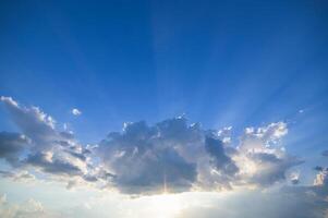 Himmel und Wolken bei Sonnenuntergang foto