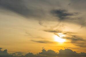 der Himmel bei Sonnenuntergang foto