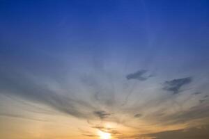 der Himmel bei Sonnenuntergang foto