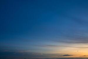 der Himmel bei Sonnenuntergang foto