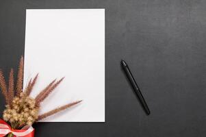 leeres Papier und Stift auf dem Schreibtisch foto