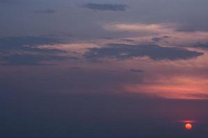 der Himmel und die Wolken bei Sonnenuntergang foto