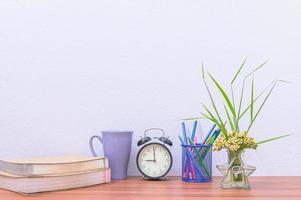 Bücher und Blumen auf dem Schreibtisch foto