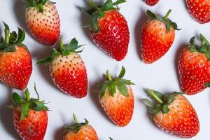 Erdbeeren auf weißem Hintergrund foto