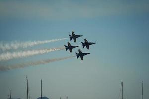 San Francisco, ca. 2020 - vier Flugzeuge fliegen in Formation foto