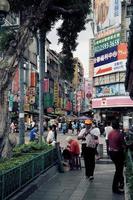 Taipei, Taiwan, 2020 - Menschen, die tagsüber auf einer Straße gehen foto