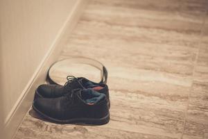 Paar schwarze Schuhe foto