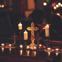 Kreuz von Kerzen umgeben foto