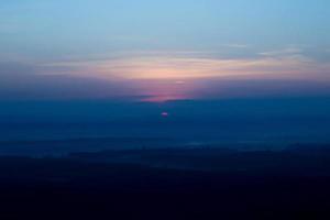 blauer und rosa gedämpfter Sonnenuntergang foto