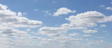 weiße Wolken in einem blauen Himmel foto