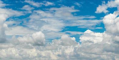 Hintergrund des blauen Himmels mit Wolkenstrom. foto