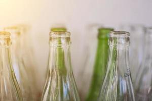 grüne und klare Flaschen foto