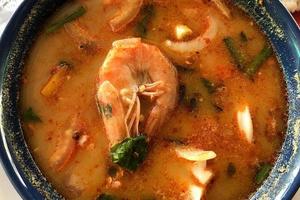 Tom Yum Goong würzige saure Suppe Draufsicht. thailändisches lokales Essen. foto