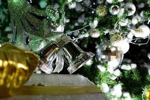 Glocke und Zubehör auf Weihnachtsbaumhintergrund. foto