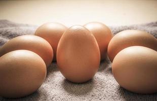 braune Eier auf einem Tuch foto