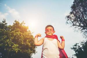 Super Boy zeigt seine mächtigen fliegenden Arme foto