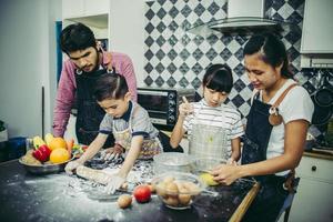 glückliche Familie genießen ihre Zeit zusammen in der Küche kochen foto