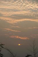 Wolken am Himmel bei Sonnenuntergang foto