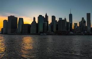 Panorama der Skyline von Manhattan bei Sonnenuntergang foto