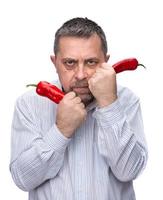 ein Mann mit einer roten Paprika foto