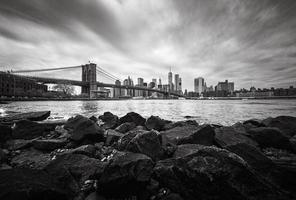 manhattan-skyline mit brooklyn-brücke foto