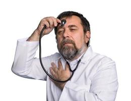 Verrückter Arzt mit einem Stethoskop foto