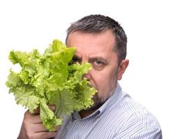 mann, der salat lokalisiert auf weiß hält foto