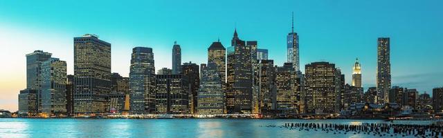 New Yorker Skyline-Panorama am Abend foto