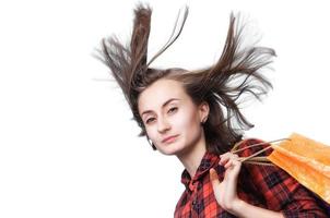 junge Frau mit langem Haar und Einkaufstüten foto