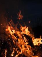 Flammen des Lagerfeuers in der Nacht foto