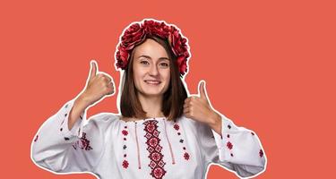 junges Mädchen im ukrainischen Nationalanzug foto