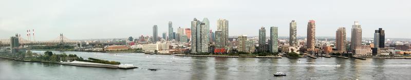 Panoramablick auf den East River vom Gebäude der Vereinten Nationen foto