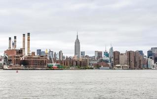 Blick auf die Skyline von Midtown Manhattan mit dem Empire State Building foto