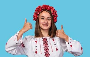 junges Mädchen im ukrainischen Nationalanzug foto