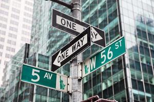 Fifth Avenue und W 56 St Crossroad in New York foto