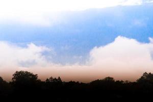 abstrakter hintergrund mit himmel und bunten wolken foto