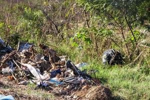 Deponie mit menschlichem Abfall, der die Umwelt verseucht foto