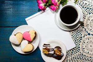 tasse kaffee mit blumen und notiz mit platz für text foto