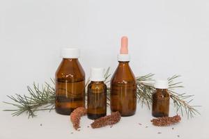 Flaschen mit Zedernöl. aromatherapie und naturkosmetikkonzept foto