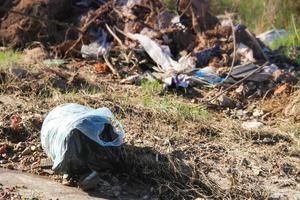 Deponie mit menschlichem Abfall, der die Umwelt verseucht foto