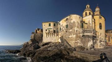 kirche und festung von camogli, ligurien, italien malerisches fischerdorf foto