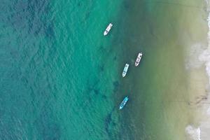 Karibisches Meer bedeckt von Sargasso-Algen in Tulum foto