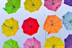 farbiger Regenschirm auf den Straßen der Stadt aufgehängt foto