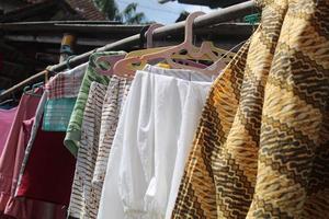 Wäscheleine an einem heißen sonnigen Tag foto